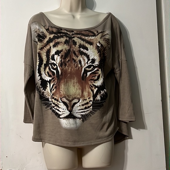 A’Gaci Women’s Taupe Shirt with A Big Beautiful Tiger on Front Size Medium - Picture 2 of 6